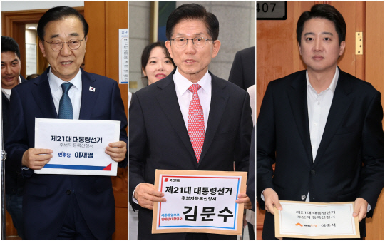 김윤덕 더불어민주당 사무총장, 김문수 국민의힘 대선 후보, 이준혁 개혁신당 대선 후보가 각각 중앙선거관리위원회에 대통령 선거 등록을 하고 있다. 연합뉴스